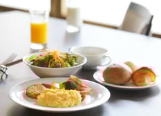 Free breakfast & drinks